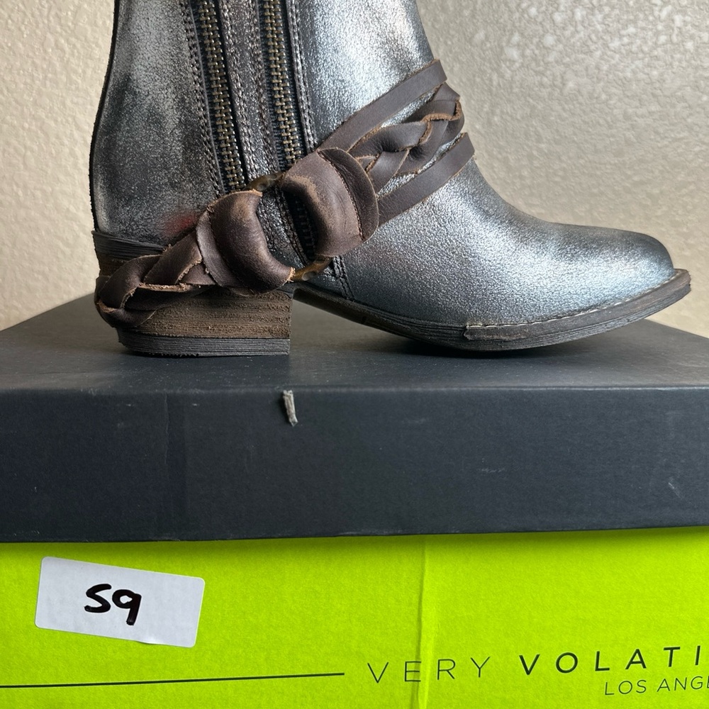 Very Volatile Women’s 6 Distressed Metallic Boho Western Ankle Bootie Leather - Picture 3 of 7